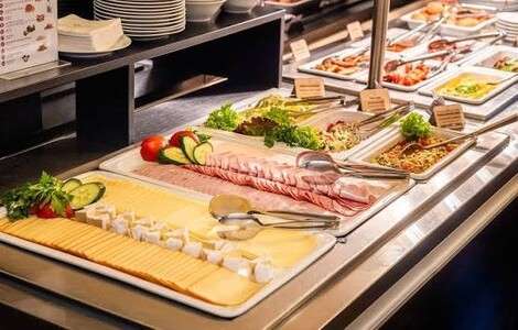 Шведский стол в отеле с полезными закусками
